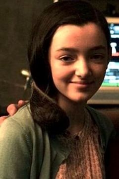 Emma O'Farrell interpreta Evie Bower