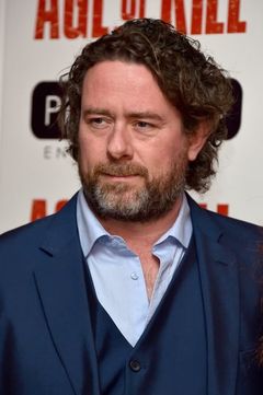 Sacha Bennett interpreta Unidentified role (uncredited)