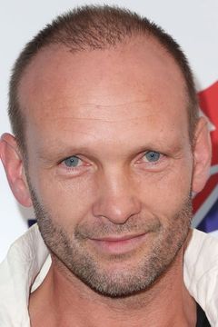 Andrew Howard interpreta Oleg