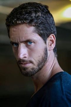 Emilien De Falco interpreta Policier (uncredited)