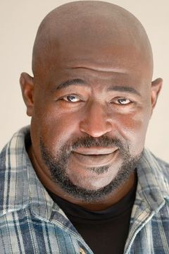 Jernard Burks interpreta Leon