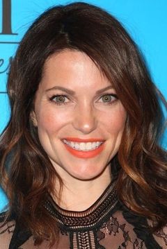Courtney Henggeler interpreta Flight Attendant