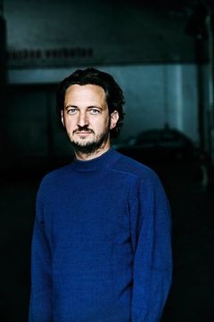 Jan Messutat interpreta Leo
