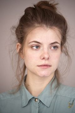 Jakab Juli interpreta Ella