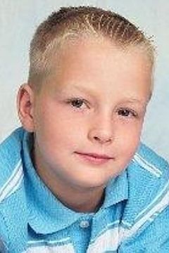 Scott Benes interpreta Joey Jr.