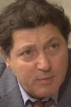 Roland Bertin interpreta Newspaper Director