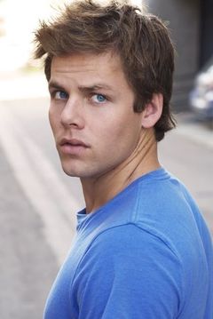 Lachlan Buchanan interpreta Celebrity MC - Cloverfield