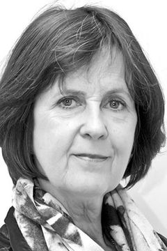 Clare Clifford interpreta Mrs. Haddon-Bell