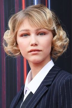 Grace VanderWaal interpreta Performer (uncredited)
