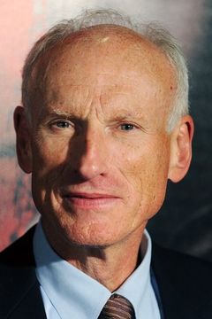 James Rebhorn interpreta Alvin Hooks