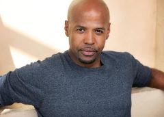 Corey Mendell Parker interpreta Howard Vaughan