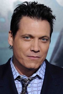 Holt McCallany interpreta Burke
