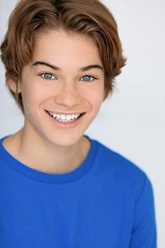 Kyler Charles Beck interpreta Chris