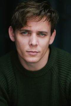 James Hoare interpreta Robert