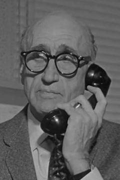 Paul Newlan interpreta Port Captain (uncredited)