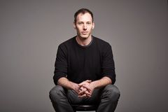 Philip Sternberg interpreta Dennis Voogler