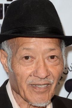 Aki Aleong interpreta MIG Pilot