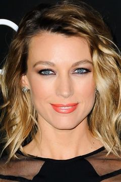 Natalie Zea interpreta Claire Matthews