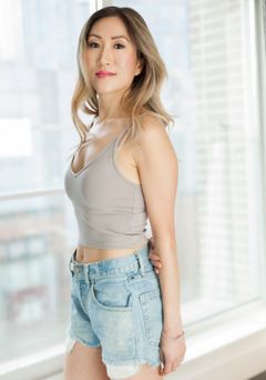 Kimmy Choi interpreta Channel 14 Reporter