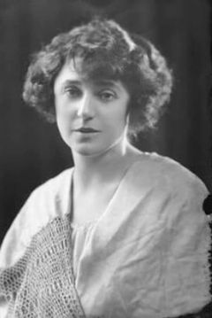Auriol Lee interpreta Isobel Sedbusk