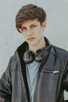 Simone Evangelista interpreta Pietro