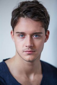 César Domboy interpreta Fergus Fraser / Fergus Claudel Fraser