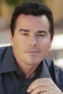 Christopher Knight interpreta Alumnus Guy #3