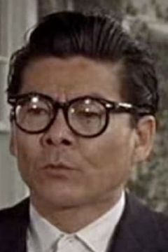 Robert Kino interpreta Mr. Toyama