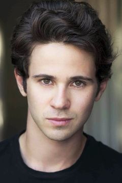 Connor Paolo interpreta Declan Porter