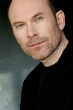 Hrothgar Mathews interpreta James