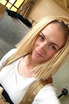 Annalese Ferrari interpreta Sexy Girl (uncredited)