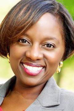 Angela Ray interpreta Police Officer
