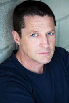 Tim Guinee interpreta Tony Corrigan