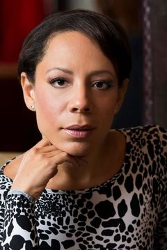 Selenis Leyva interpreta Laura Chavez