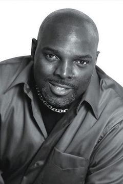 Walter Mudu interpreta Ronald Cole