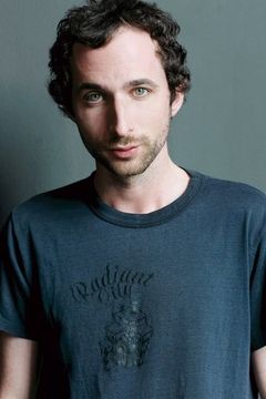 Dov Tiefenbach interpreta Harry Butkis Jr.