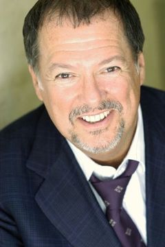 Eric Michael Gillett interpreta Reporter