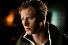 Calahan Skogman interpreta Sarah's Groomsman