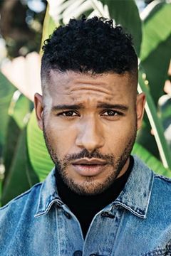 Jeffrey Bowyer-Chapman interpreta Andre Stevens