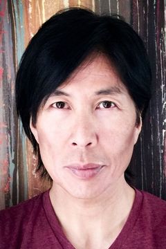 John Dylan Louie interpreta High Roller (uncredited)