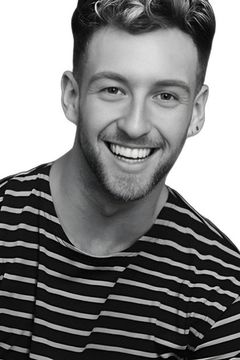Mark Ellison interpreta Dancer
