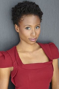 Novie Edwards interpreta Ms Waters