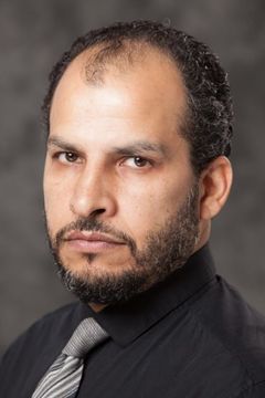 Zaydun Khalaf interpreta Emir's Aide