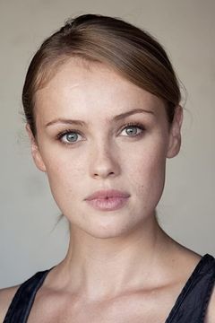 Hannah New interpreta Rosalinda Fox