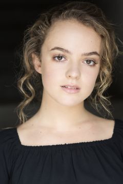 Lucinda Armstrong Hall interpreta Blonde Classmate