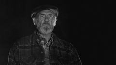 Lloyd Berry interpreta Homeless Man