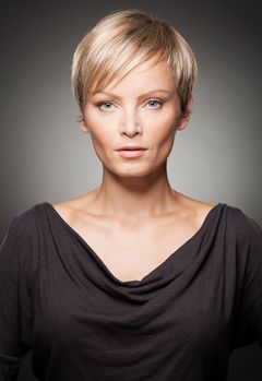 Ulla Friis interpreta Danish News Anchor (uncredited)