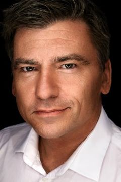 Mark Ferguson interpreta Gil-galad