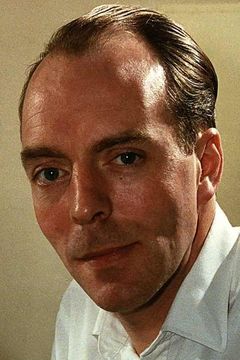 Simon Cadell interpreta British News Reporter (uncredited)