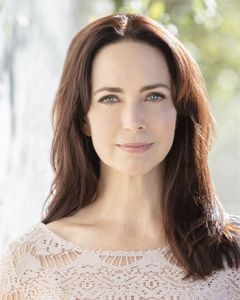 Laurel Harris interpreta Karla Porter